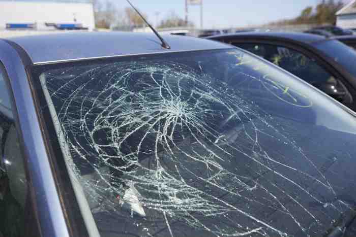 Does clear Nail Polish stop a windshield crack from spreading?
