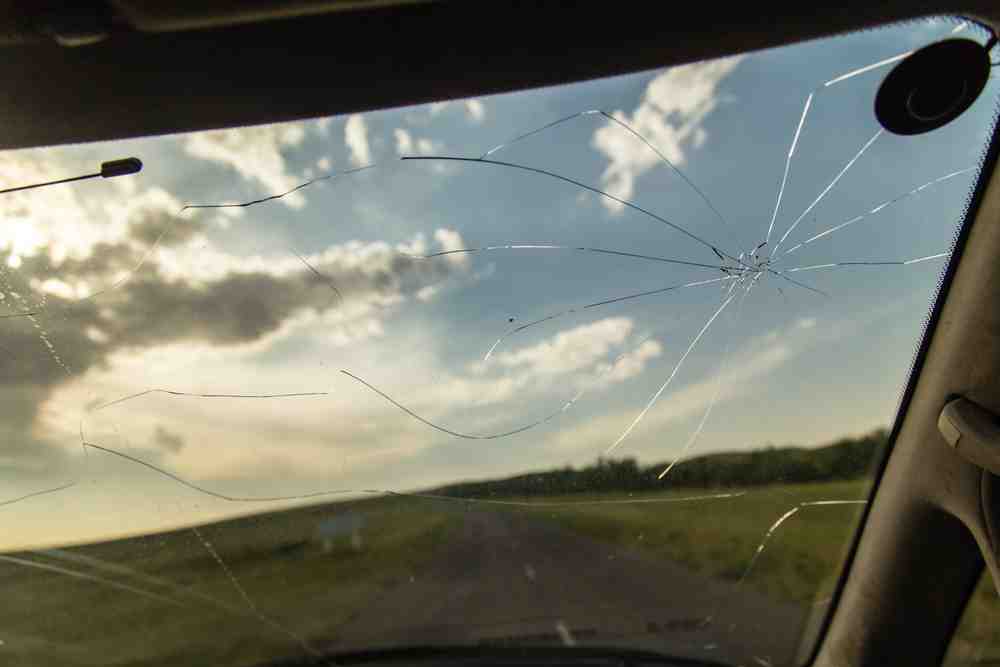 Is it OK to drive with a cracked windscreen?